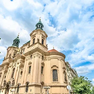 Daire The Old Town Square & Parizska Prag